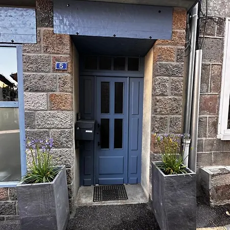 La Maison Aux Volets Bleus 3ème étage * Vic-sur-Cère