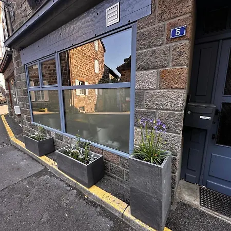 La Maison Aux Volets Bleus 3ème étage * Vic-sur-Cère